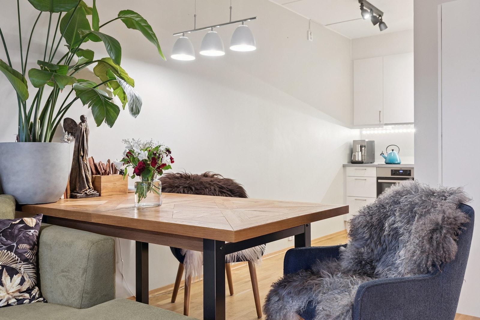 Den åpne løsningen gjør det enkelt å være sosial med gjester under matlaging. Galleribilde