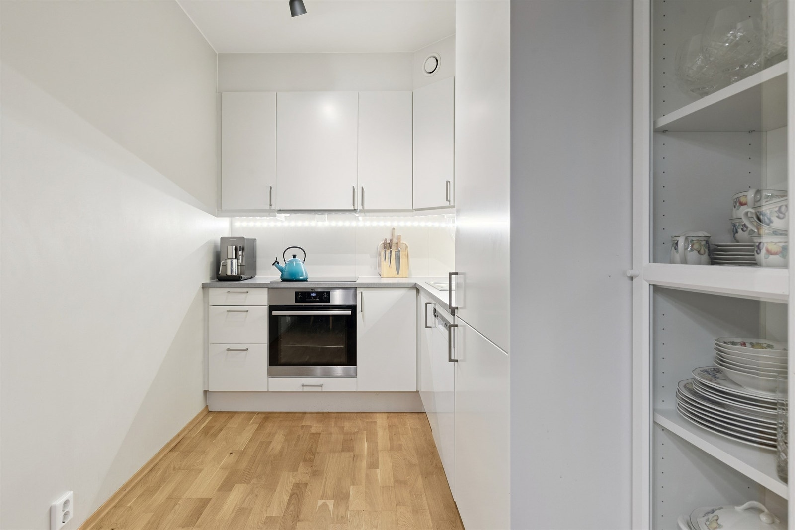 Godt med lagringsplass i både over- og underskap. Galleribilde