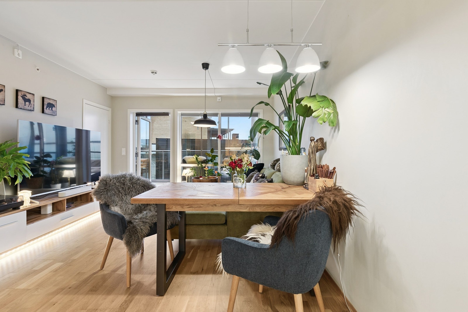 Store vindusflater og utgang til balkong gir rikelig med naturlig lys. Galleribilde