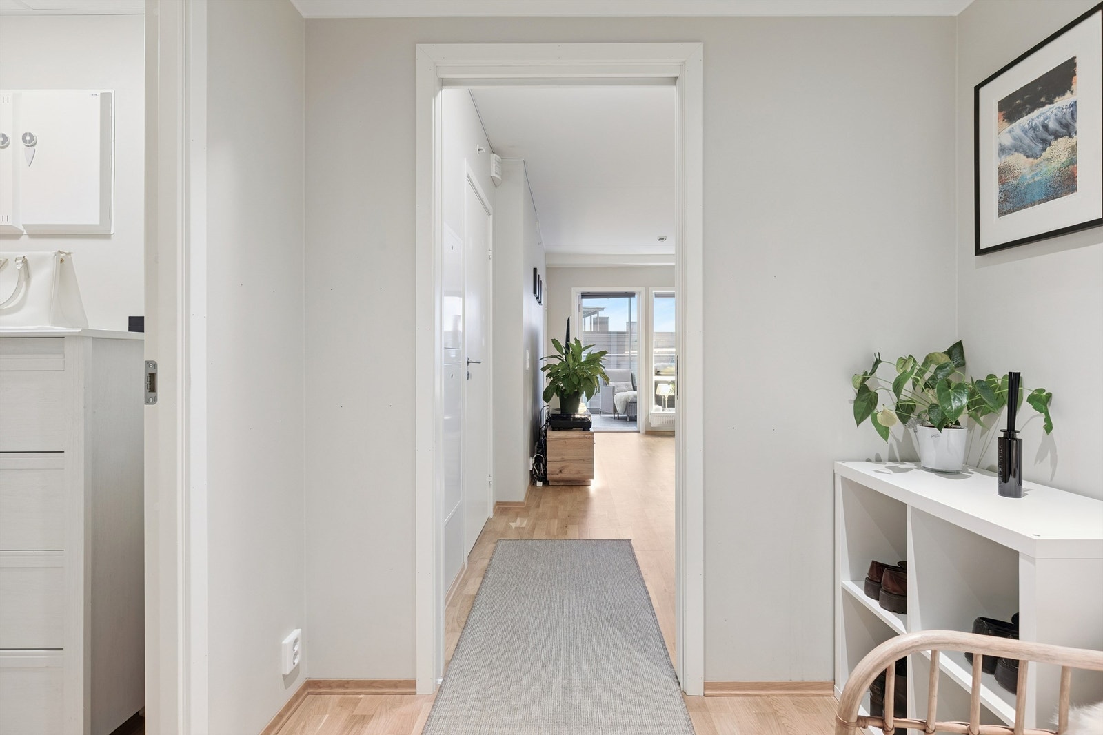 Velkommen inn i en lys entré som leder deg videre inn i leiligheten. Galleribilde