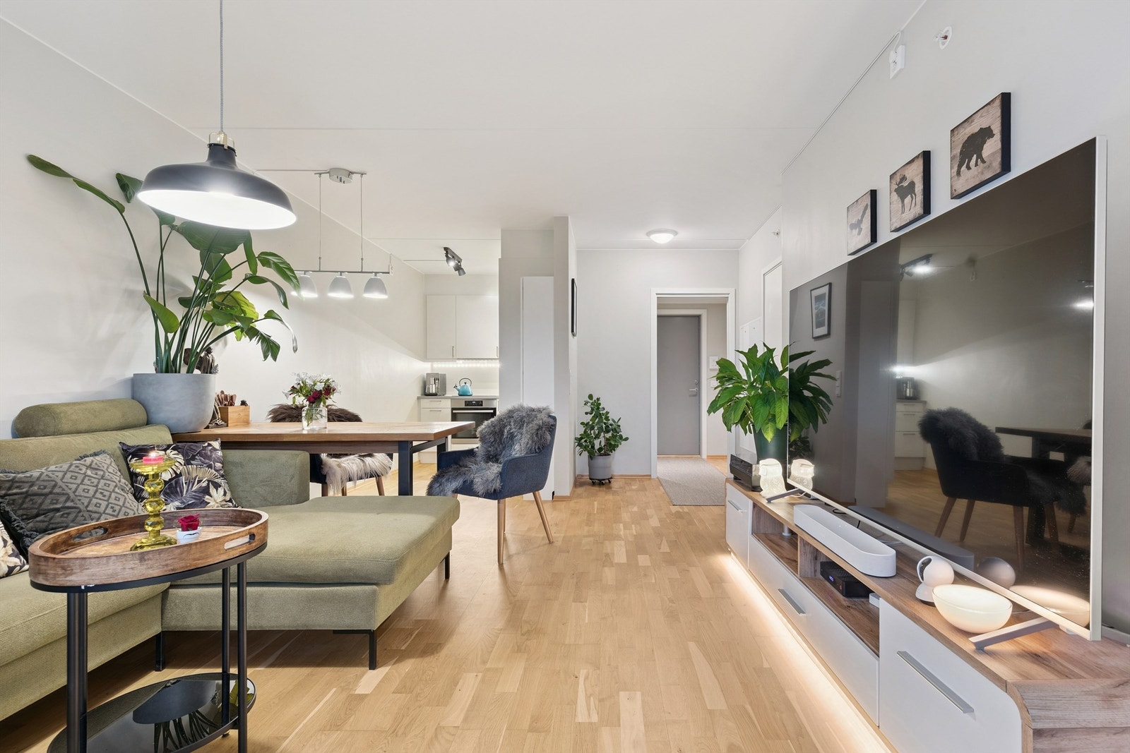 Leiligheten har en åpen og sosial planløsning mellom stue og kjøkken. Galleribilde