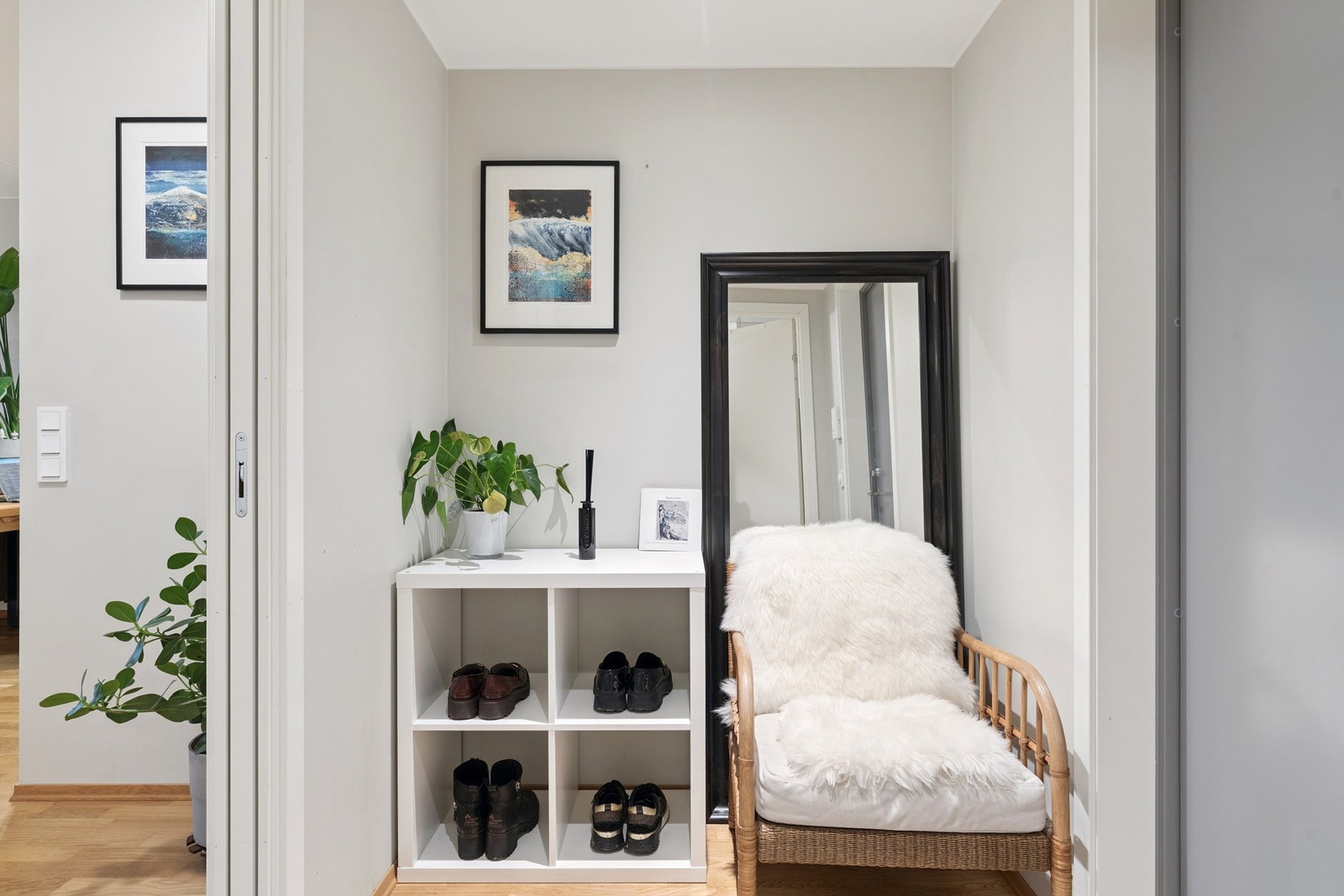 Her er det plass for oppbevaring av yttertøy og sko. Galleribilde