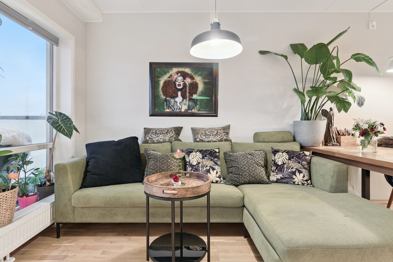 Gjennomgående eikeparkett på gulv gir et lunt og helhetlig preg. Galleribilde