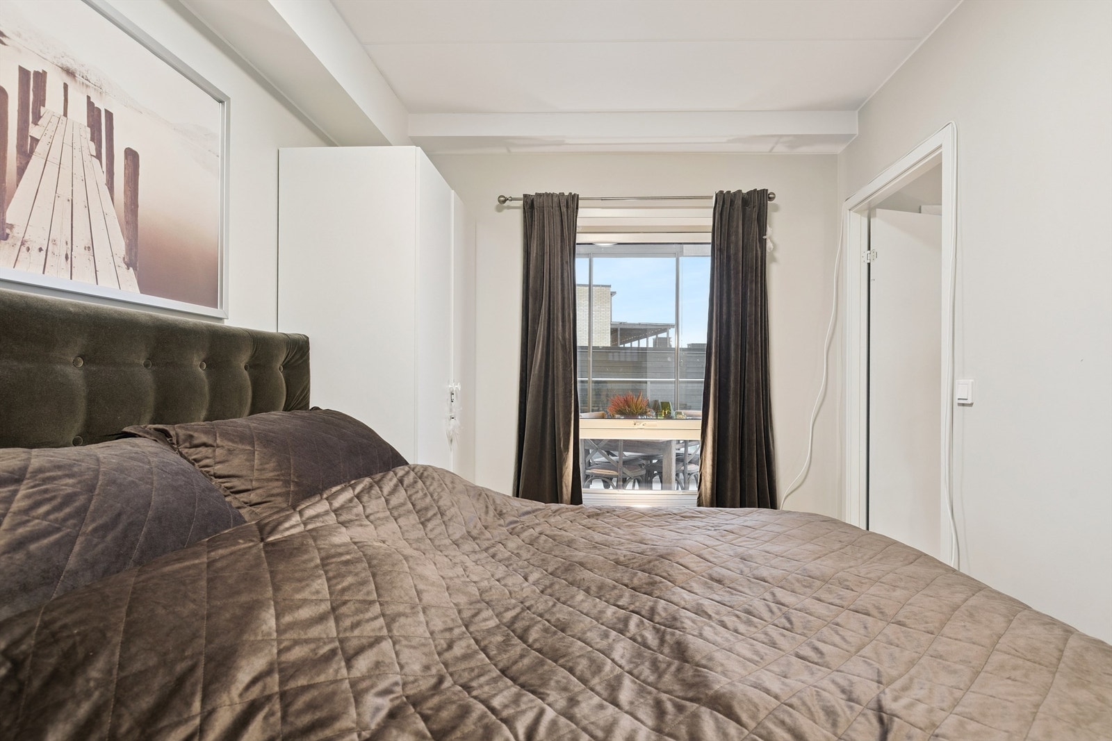 Vinduet vender ut mot et rolig område og slipper inn dagslys. Galleribilde