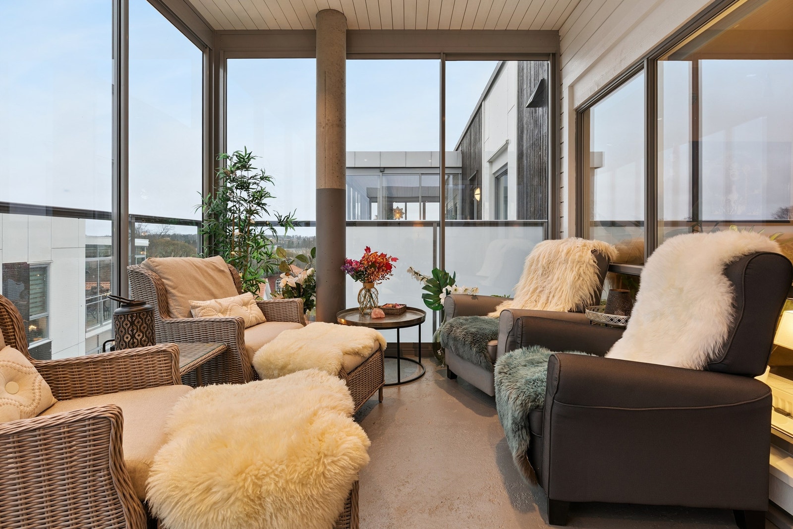 Den store, innglassede balkongen fungerer som et ekstra oppholdsrom store deler av året. Galleribilde