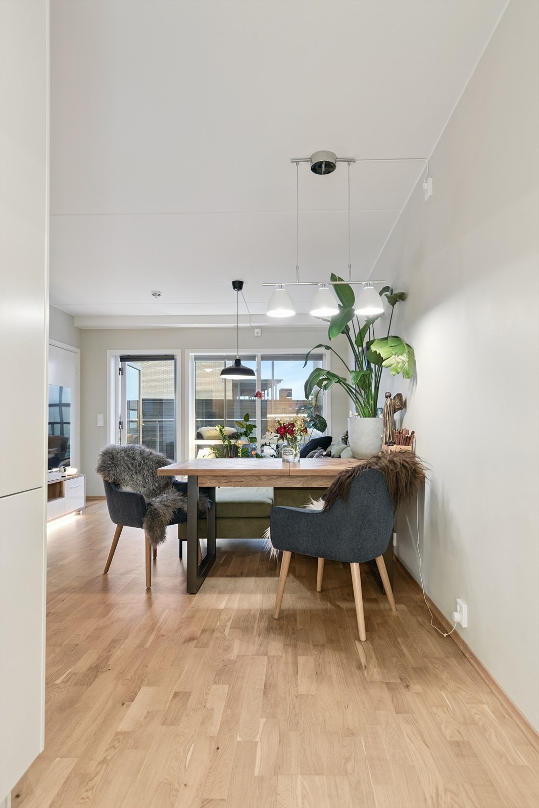 Rommet har en god takhøyde som bidrar til den luftige følelsen. Galleribilde