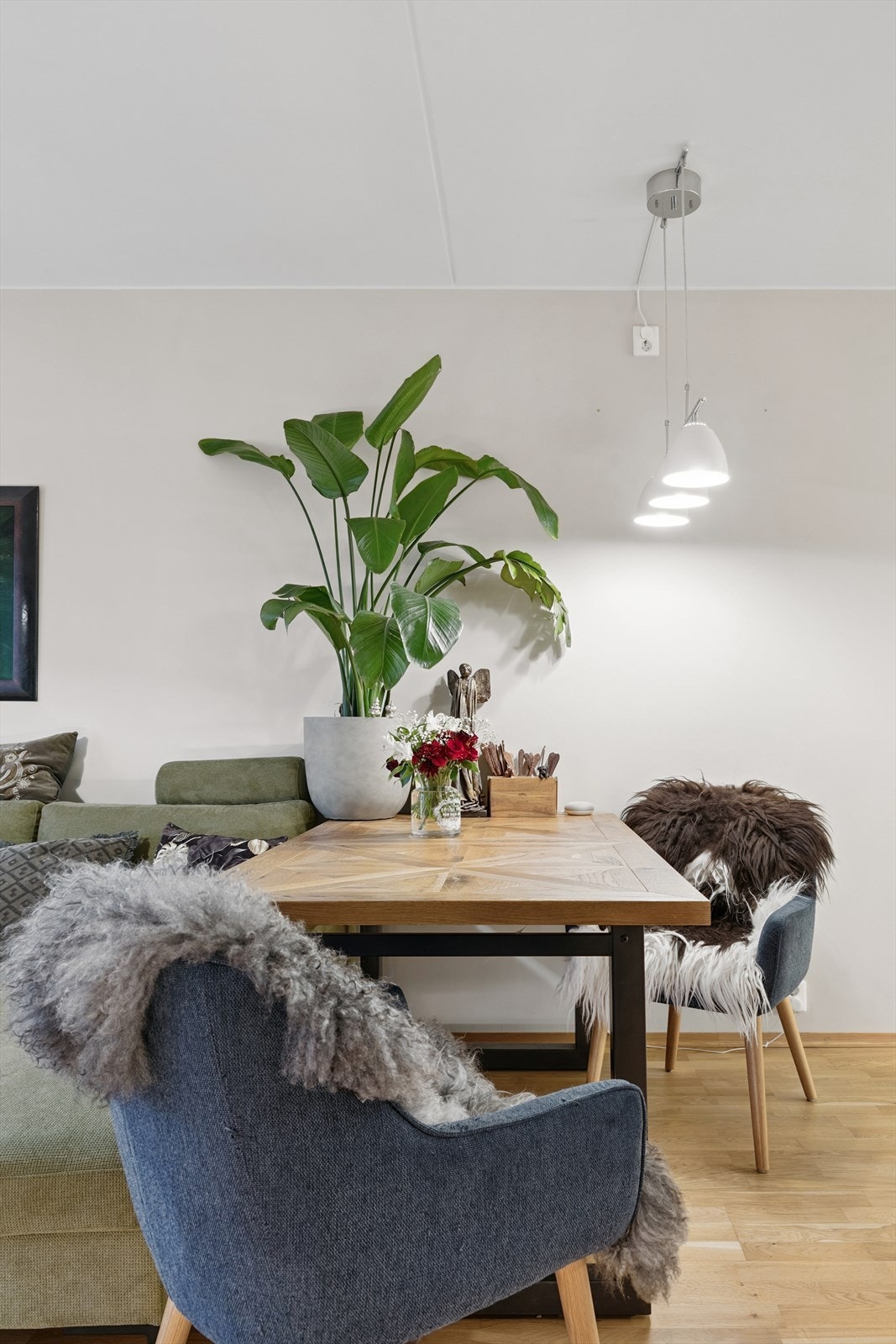 Spiseplassen binder sammen stue- og kjøkkensonen. Galleribilde