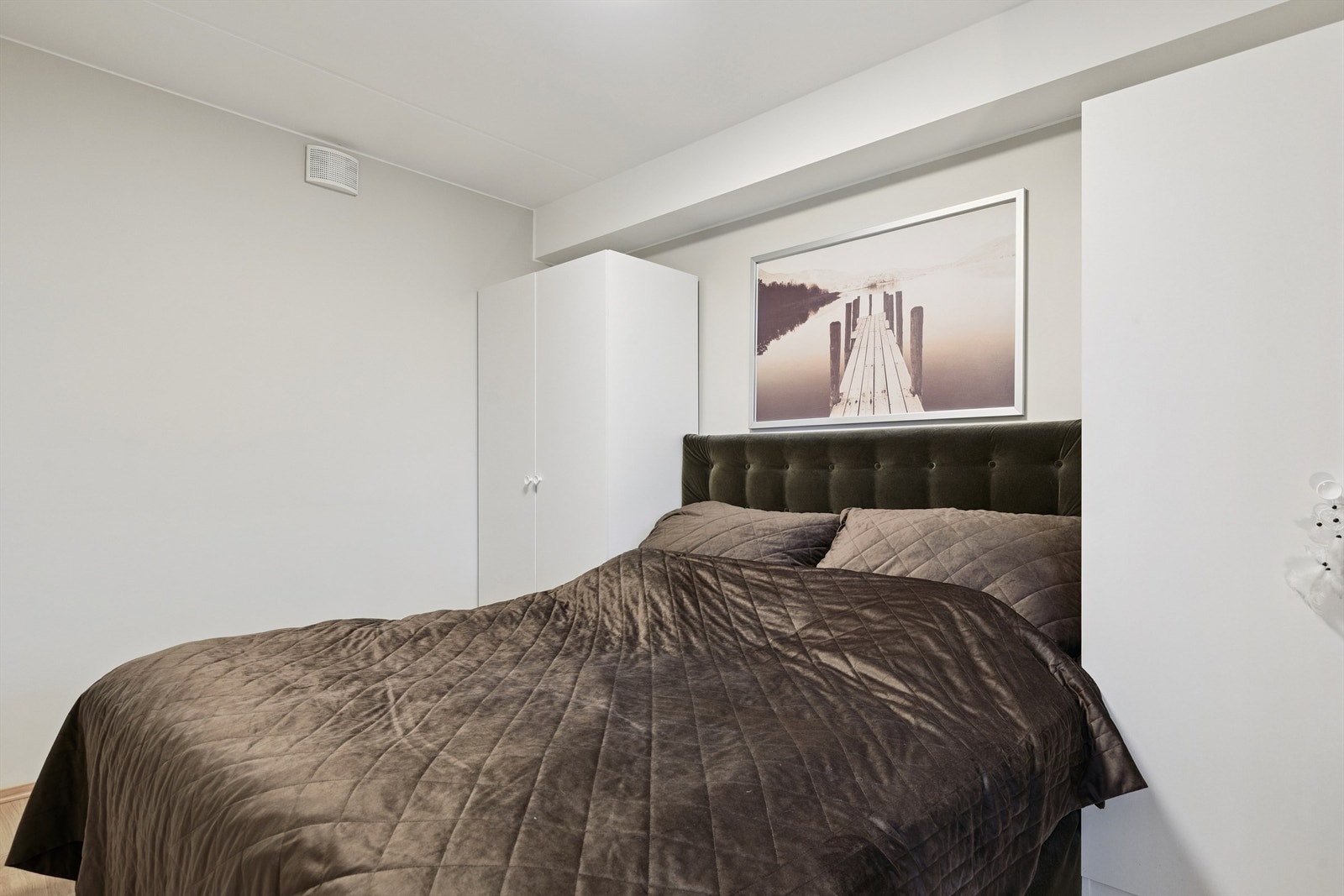 Soverommet har plass til dobbeltseng og garderobeløsning. Galleribilde