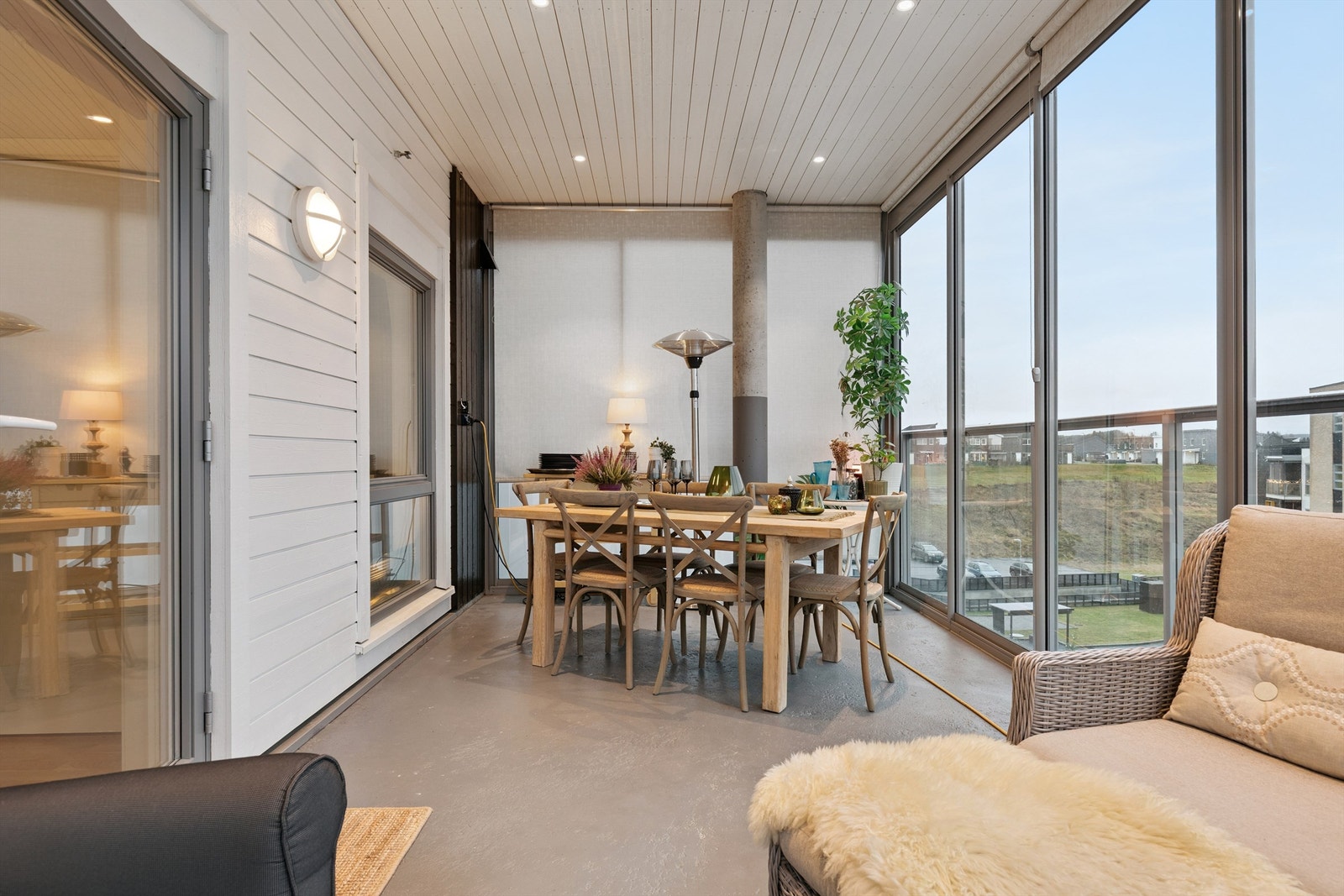 Innglassingen med skyvbare felt gir fleksibilitet og beskytter mot vær og vind. Galleribilde