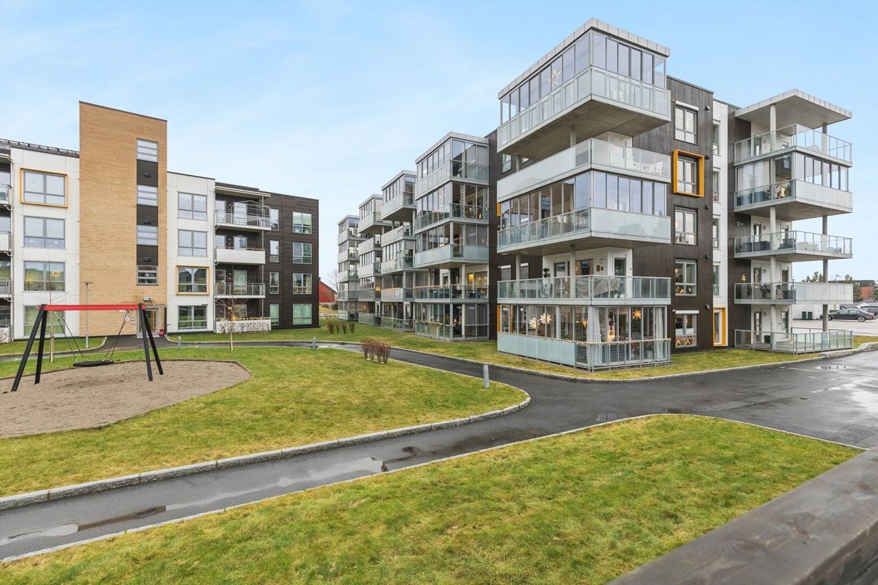 Leiligheten ligger i Solsikken 3 boligsameie, et moderne anlegg med velholdte fellesarealer. Galleribilde