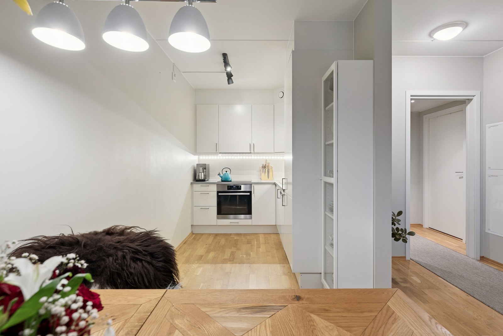 Kjøkkenet er praktisk plassert i en egen nisje i tilknytning til stuen. Galleribilde