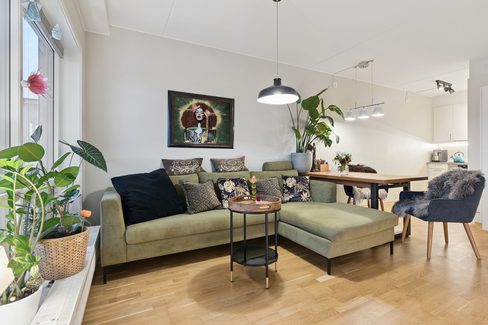 Stuen er romslig og lett å møblere. Galleribilde