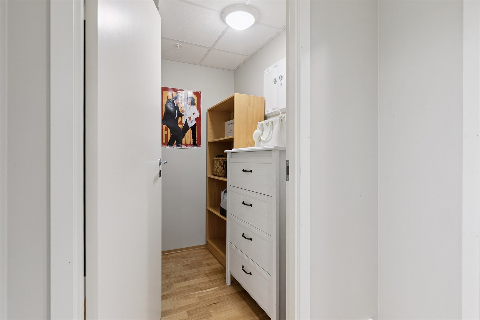 En praktisk innvendig bod gir god lagringsplass. Det er også en bod i parkeringskjeller som følger med leiligheten. Galleribilde