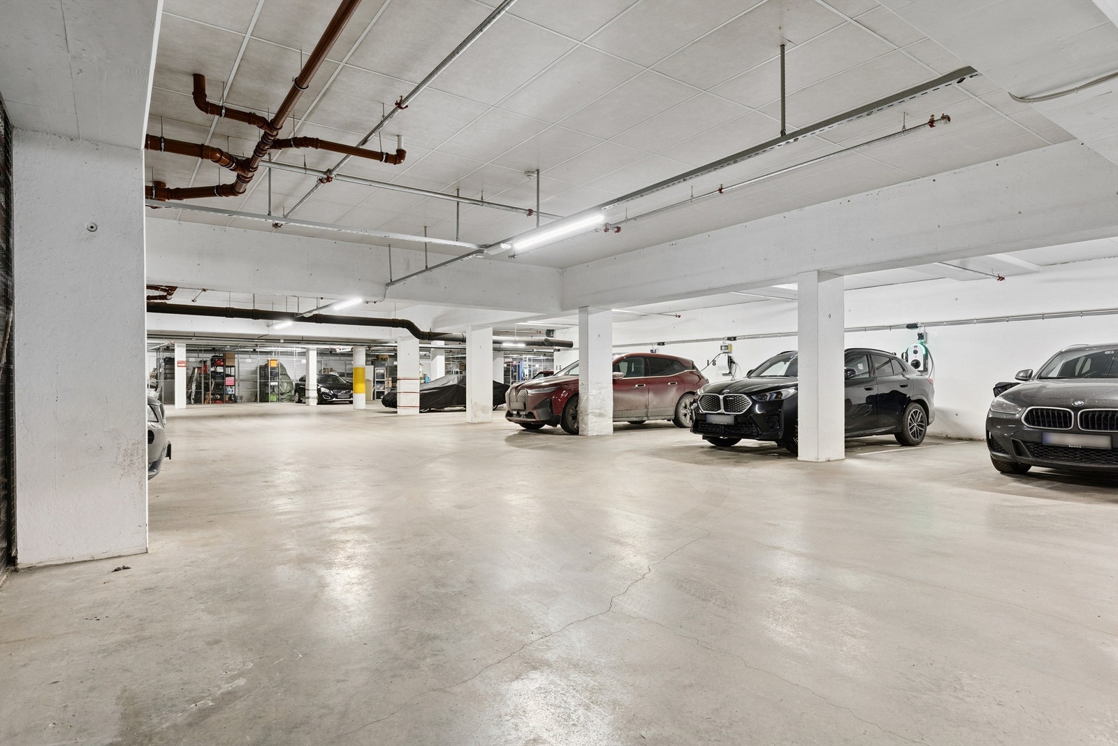 Det medfølger egen parkeringsplass i felles garasjeanlegg. Galleribilde