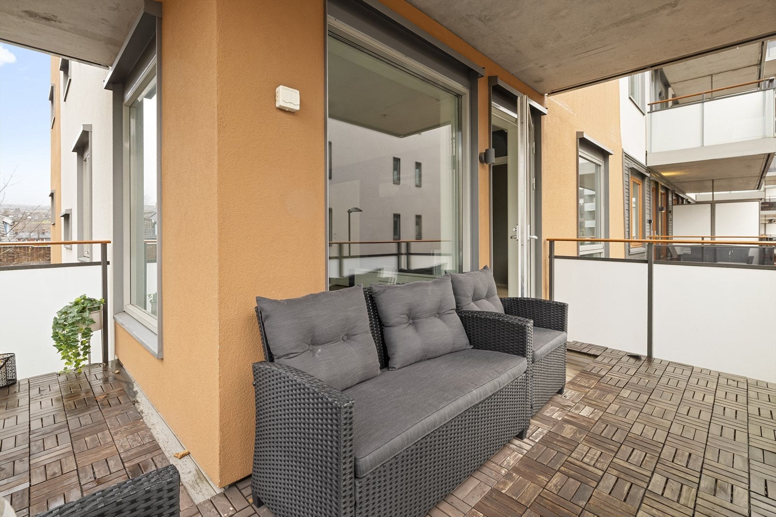 Leiligheten har en hjørnebalkong som gjør at du enkelt kan bevege deg etter solen utover dagen. Galleribilde