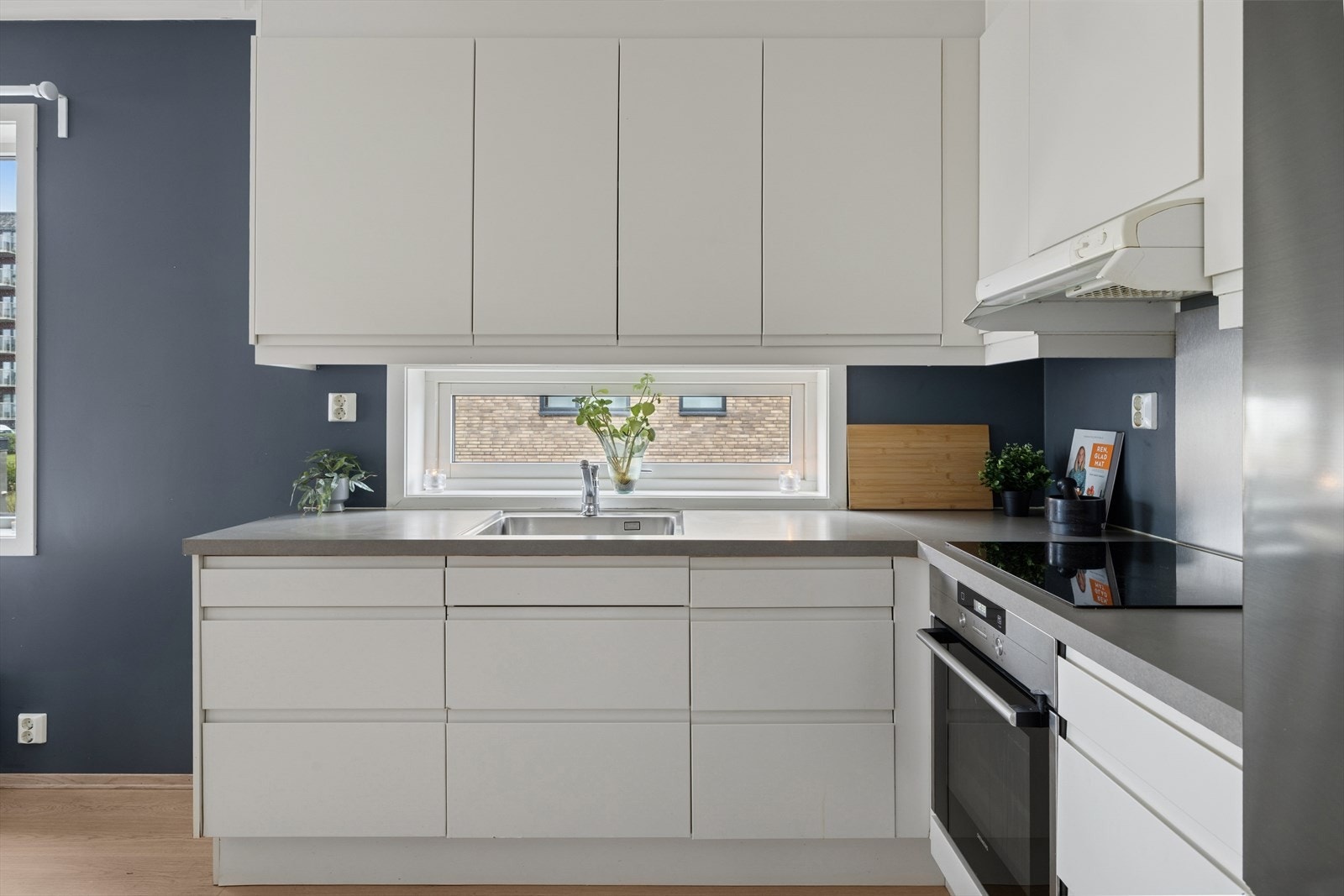 Kjøkkenet har integrert platetopp, stekeovn, oppvaskmaskin og frittstående kjøle
-/fryseskap. Galleribilde