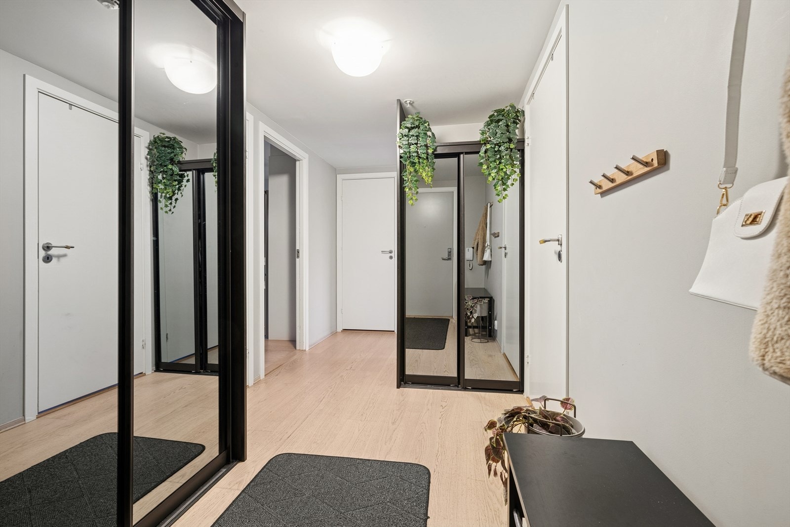 Fra entreen har du adgang til to av boligens tre soverom. Galleribilde