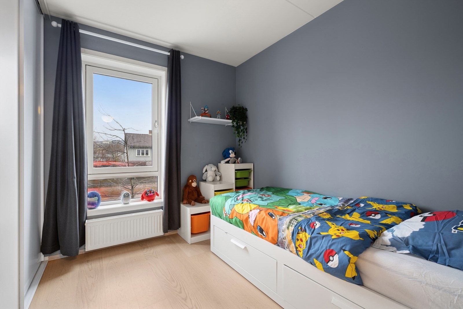 Soverom II -Er også romslig og byr på en stor skyvedørsgarderobe til oppbevaring. Galleribilde