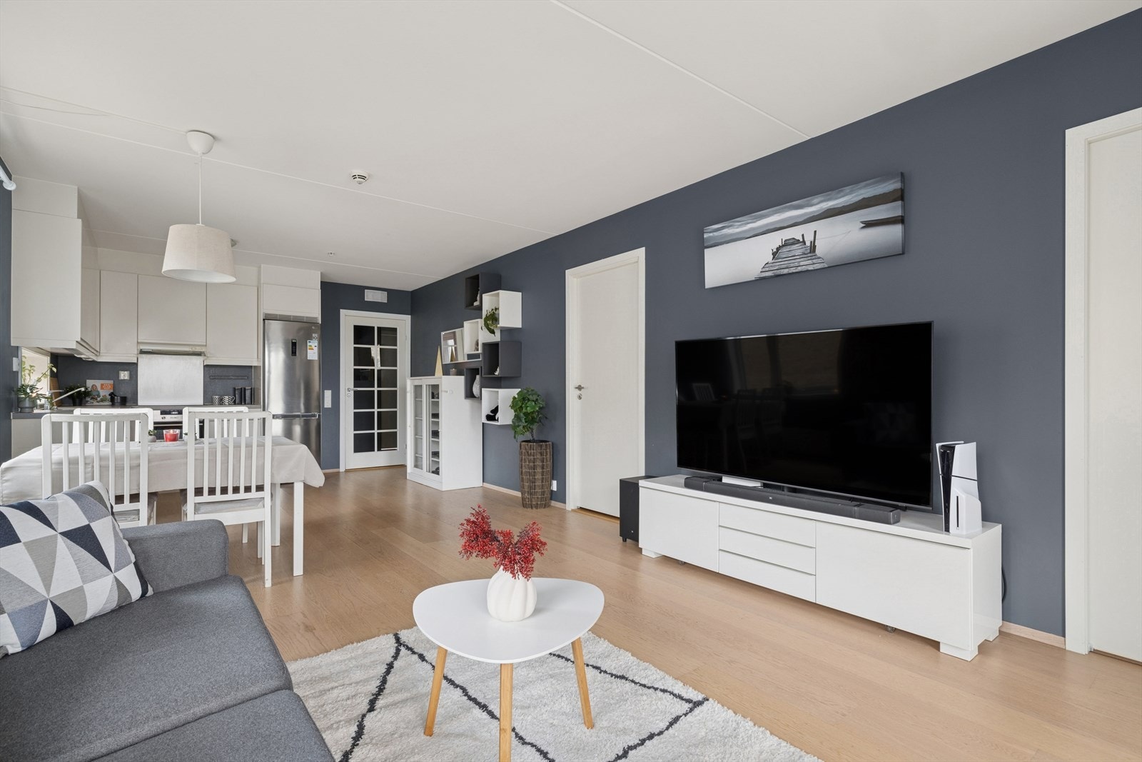 Her har du en god løsning med stue og spisestue som inviterer til sosialt samvær. Galleribilde