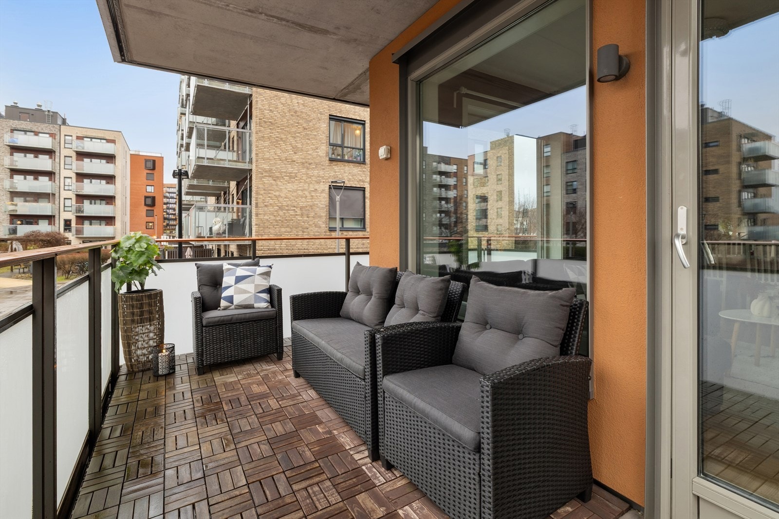 På sommerstid kan man fint benytte balkongen som en forlengelse av stuen. Galleribilde