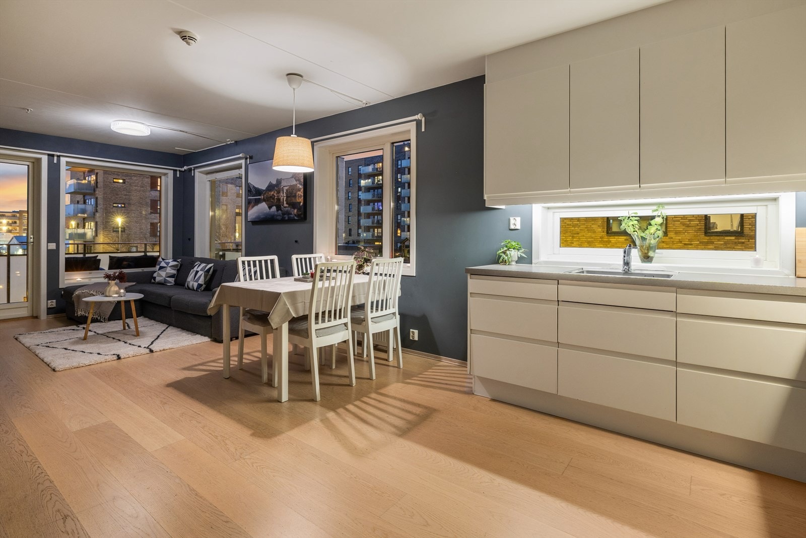 Når strømprisene stiger er det dessuten godt å vite at oppvarming av boligen er inkludert i felleskostnadene. For øvrig er felleskostnadene kun 5.490,- Galleribilde