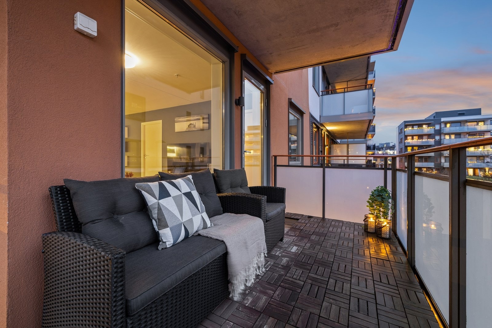 Balkongen er romslig og har plass til ønsket utedørsmøblement. Galleribilde