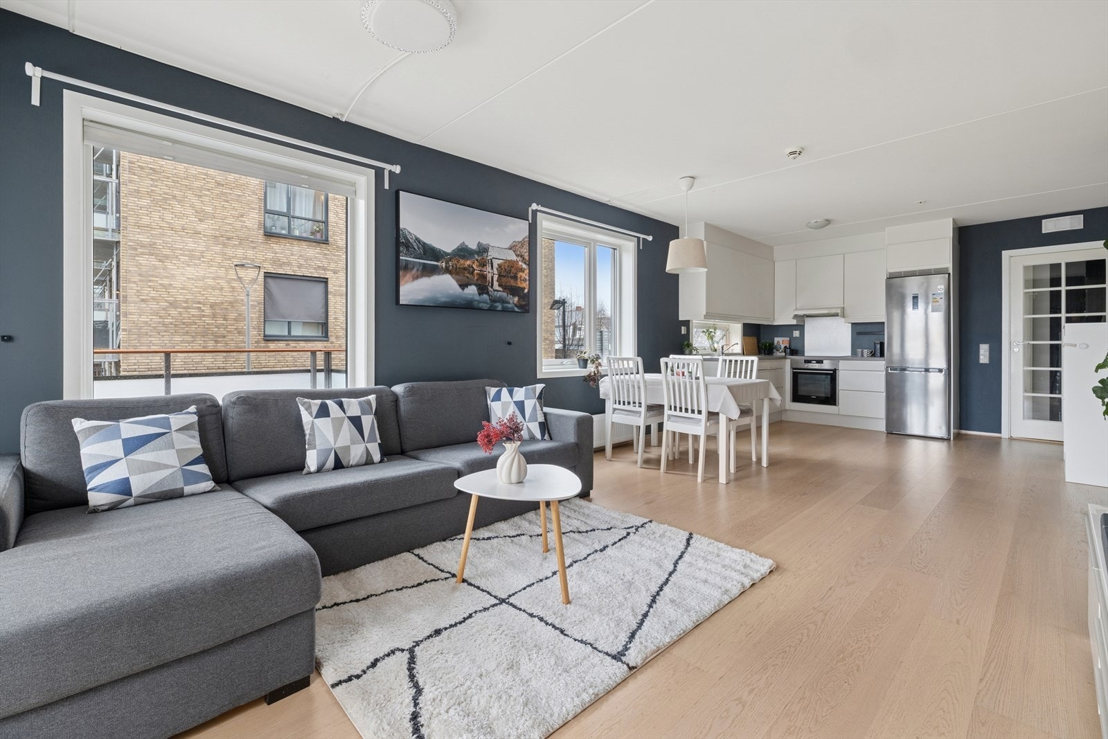 Leiligheten ligger i hjørnet av bygget som sørger for rikelig av lysinslipp og gir leiligheten en åpen og luftig følelse. Galleribilde