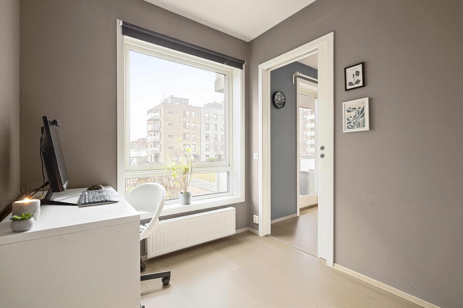 I tilknytning til stuen har du et praktisk ekstra soverom/kontor. Galleribilde