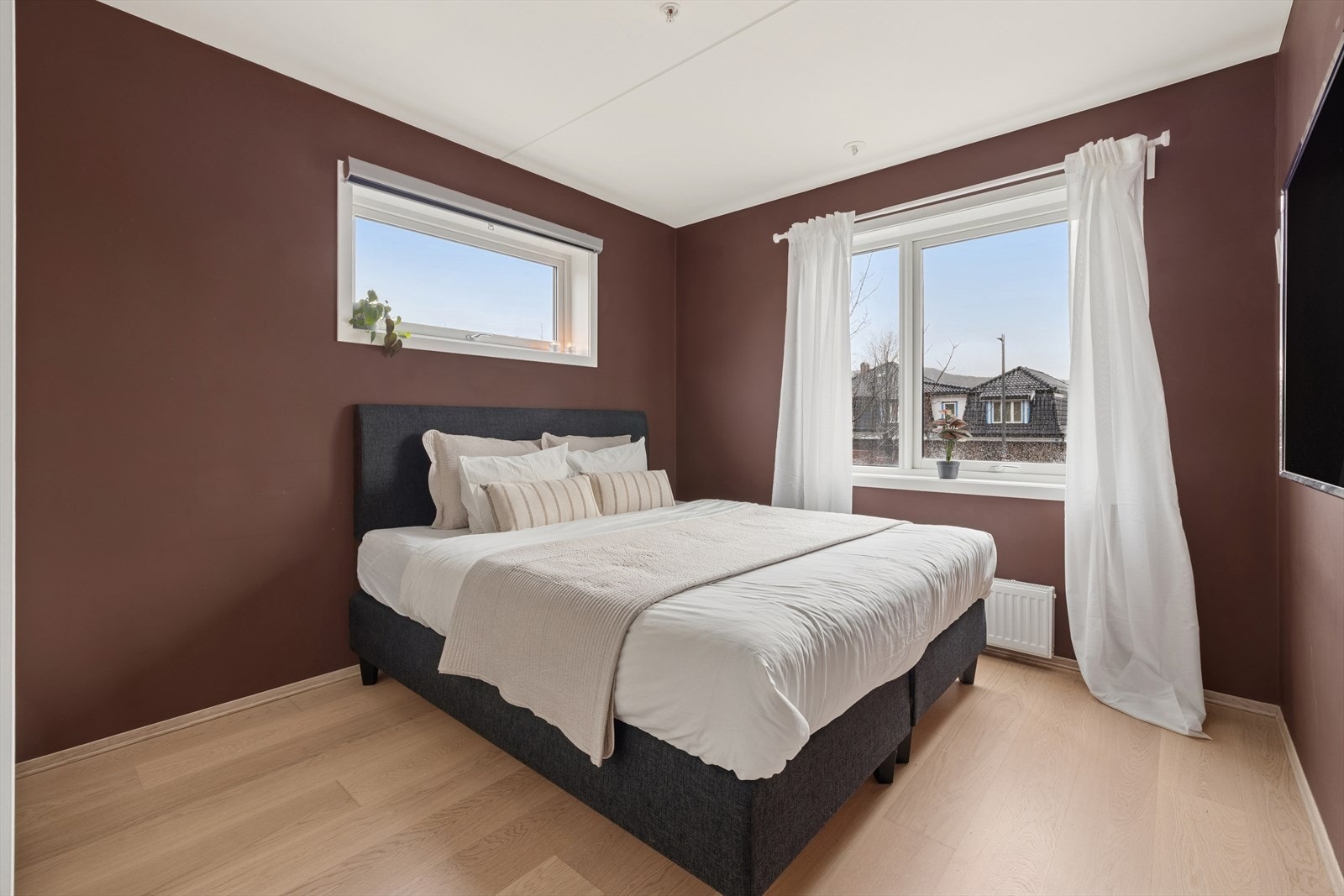 Soverom I - Hovedsoverommet er meget romslig og har god plass til garderobeskap. Galleribilde