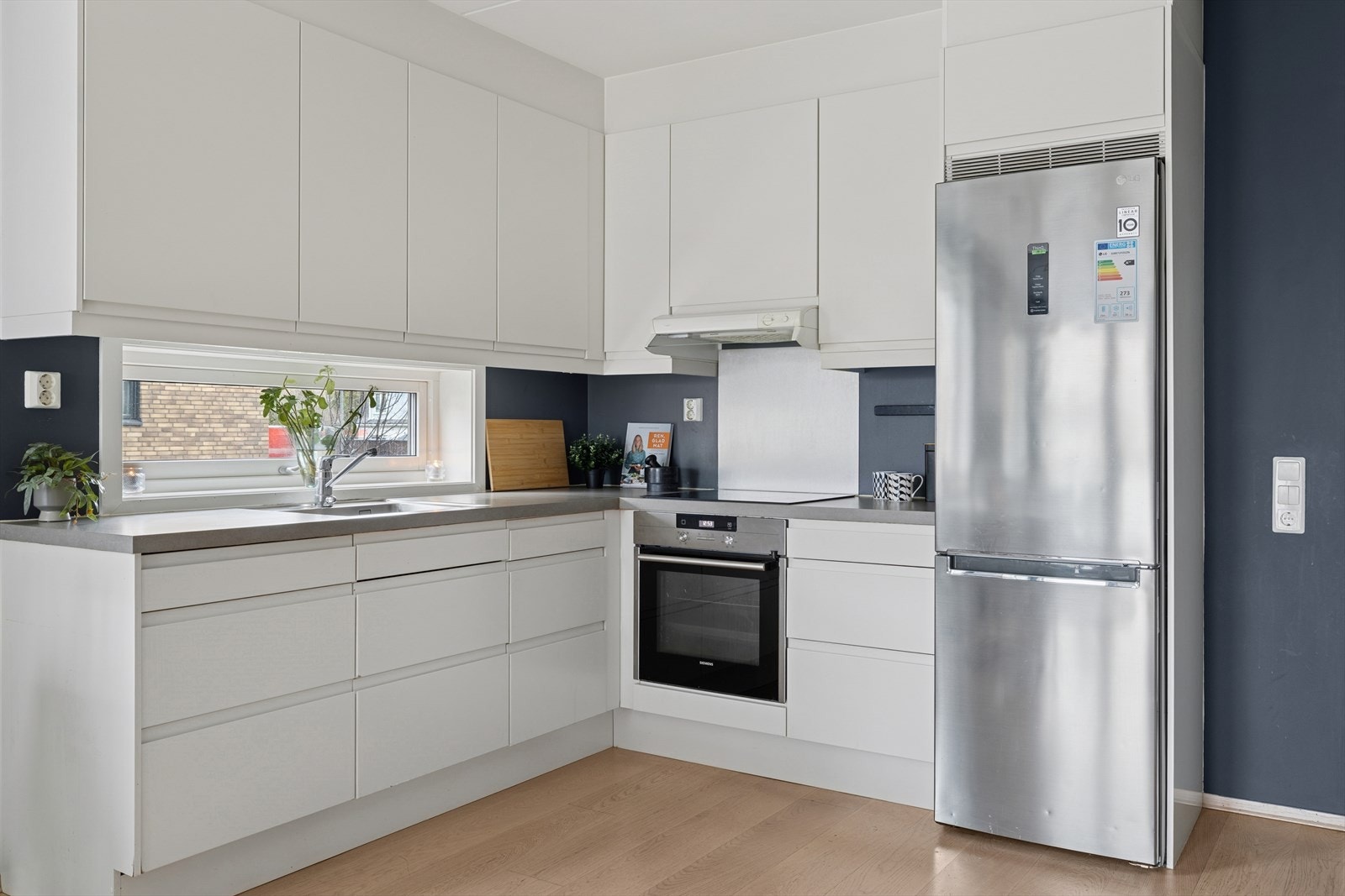 Kjøkken har god kombinasjon av benk og skapplass og har et tidløst uttrykk. Galleribilde