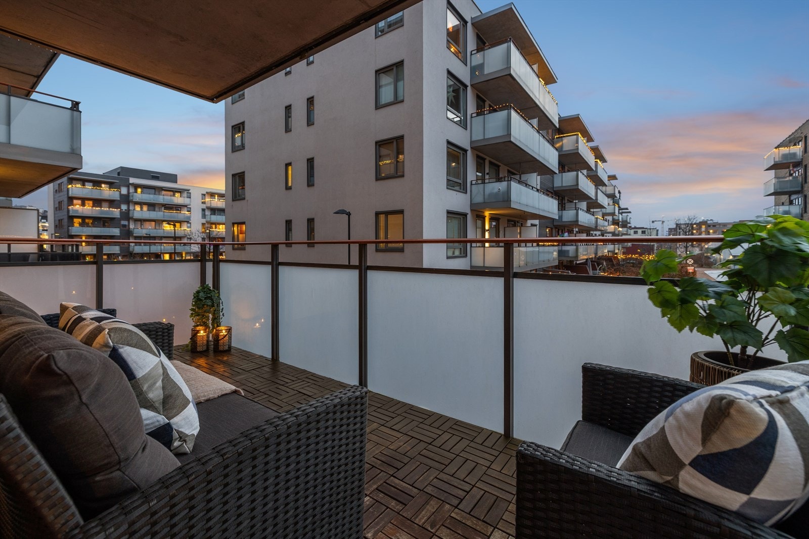 Balkongen er romslig og er på ca. 8,1 m². Galleribilde