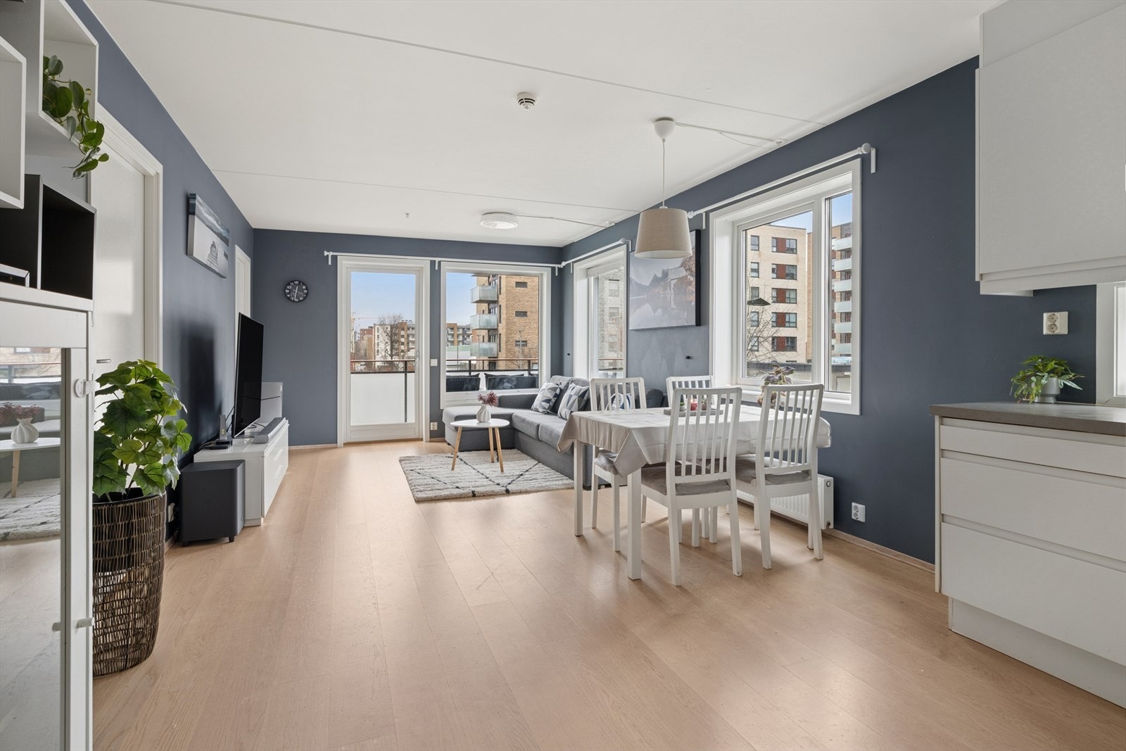 Stuen er lys og romslig og det er det godt med rom for ønsket møblering Galleribilde