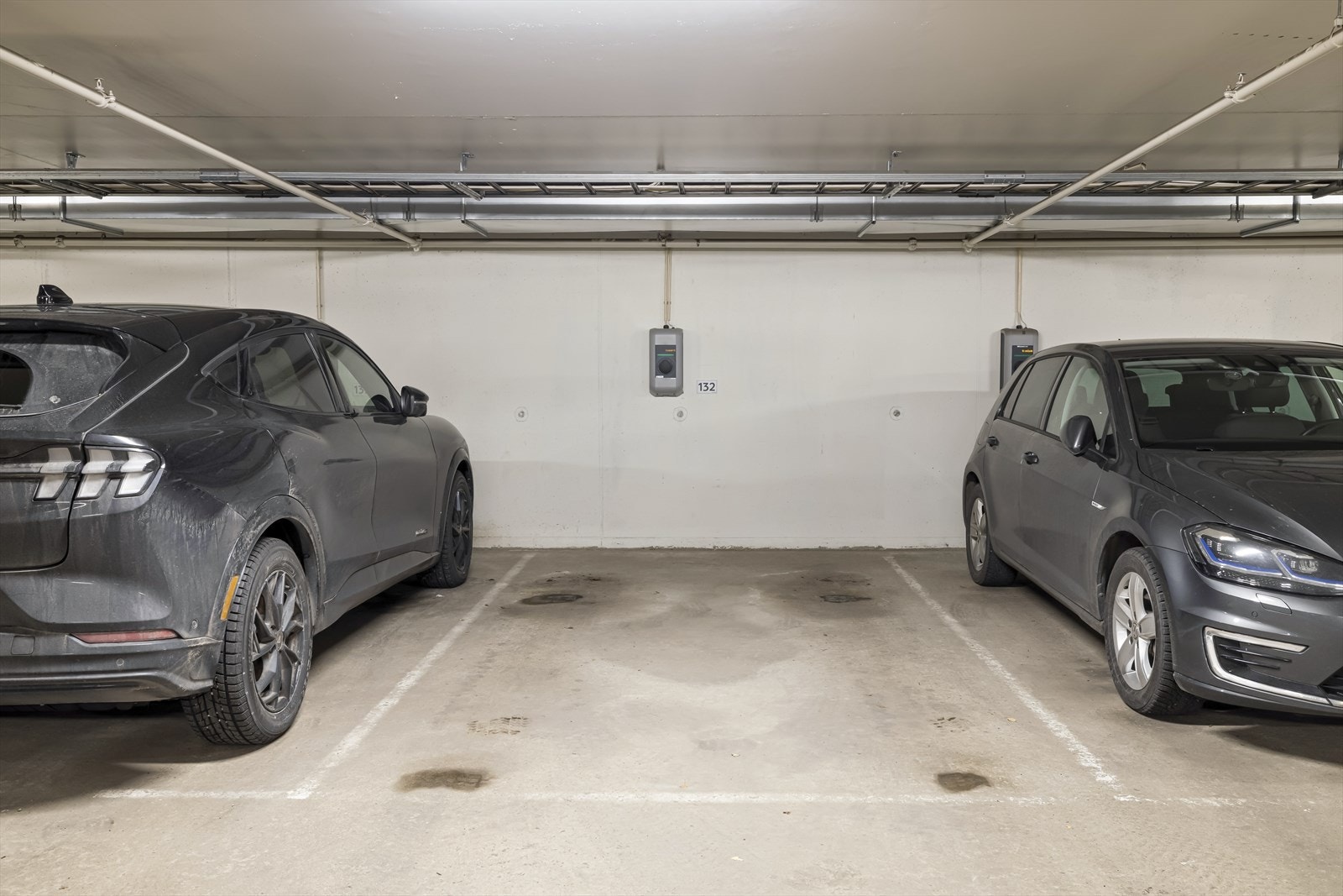 Det medfølger bruksrett til 1 stk. garasjeplass (plass nr. 132) i felles garasjeanlegg. Galleribilde