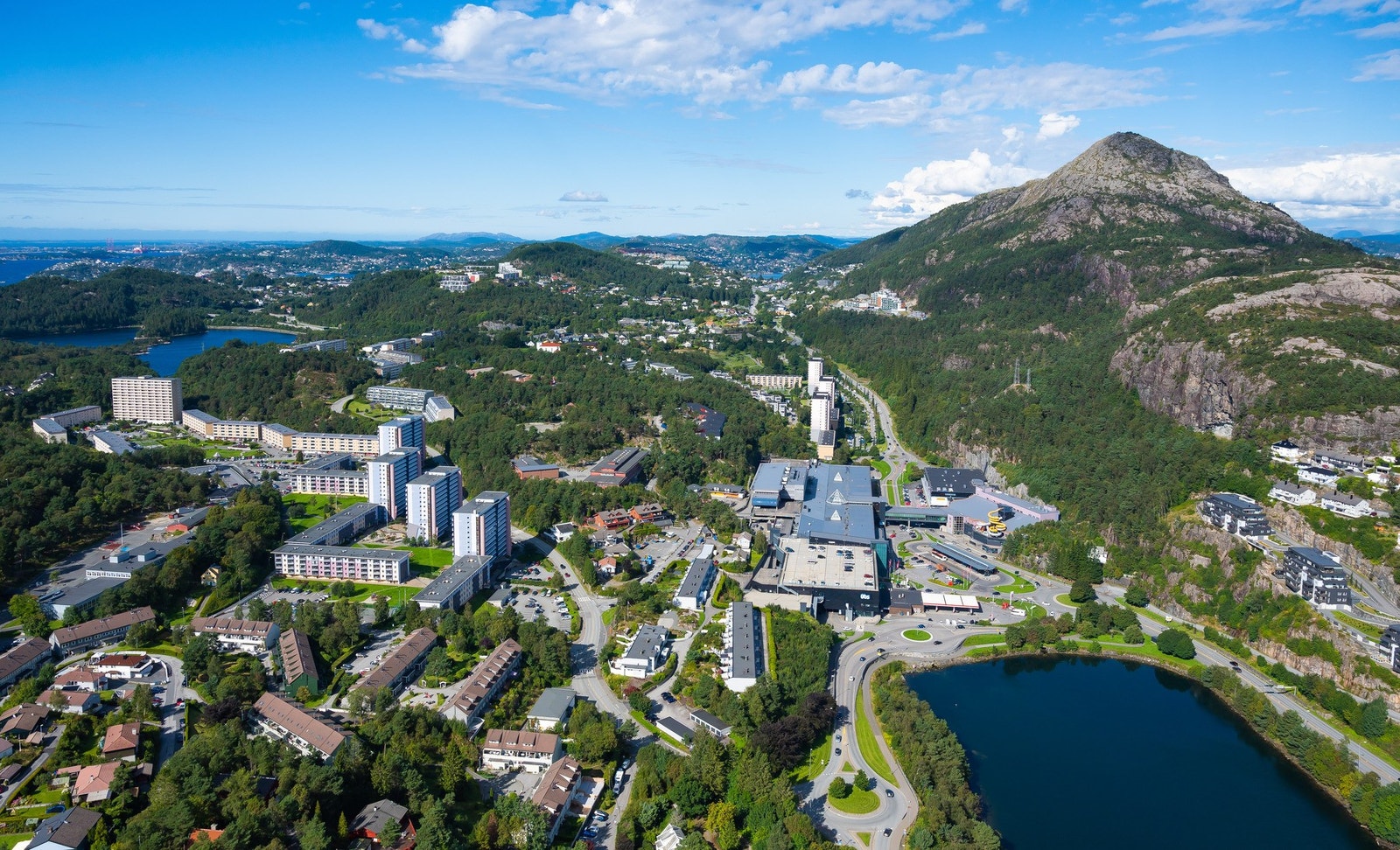 Her får en det beste av to verdener; nærhet til naturen og fine turmuligheter, samtidig som en har alt en trenger i hverdagen i umiddelbar nærhet. Galleribilde