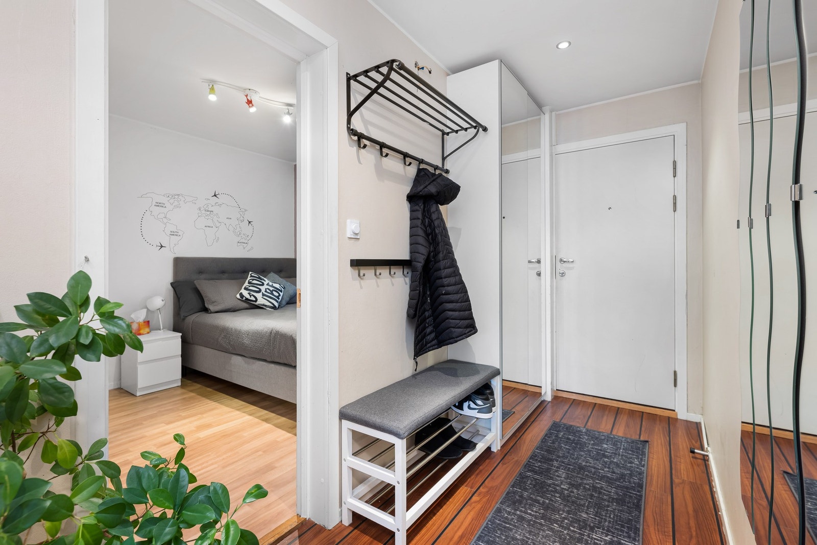 Førsteinntrykket av leiligheten er en lys gang på 6,6 m². Galleribilde