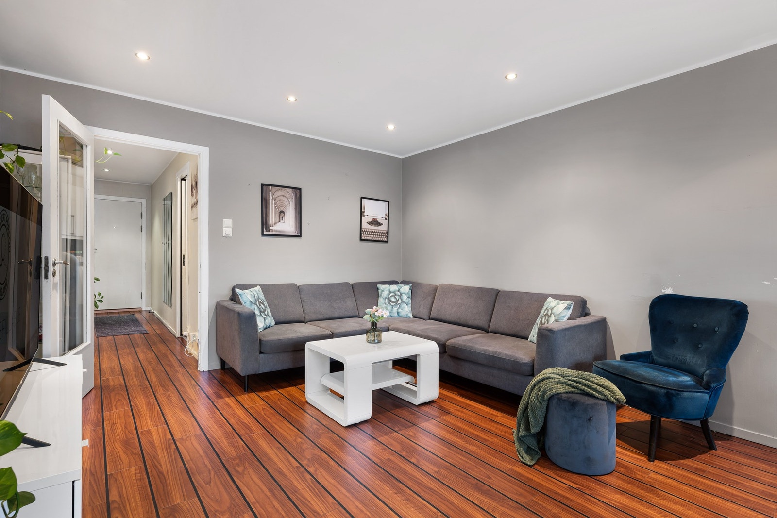 Her er det god plass til å innrede i soner, med både sofaseksjon, spisebord og mediemøblement. Galleribilde