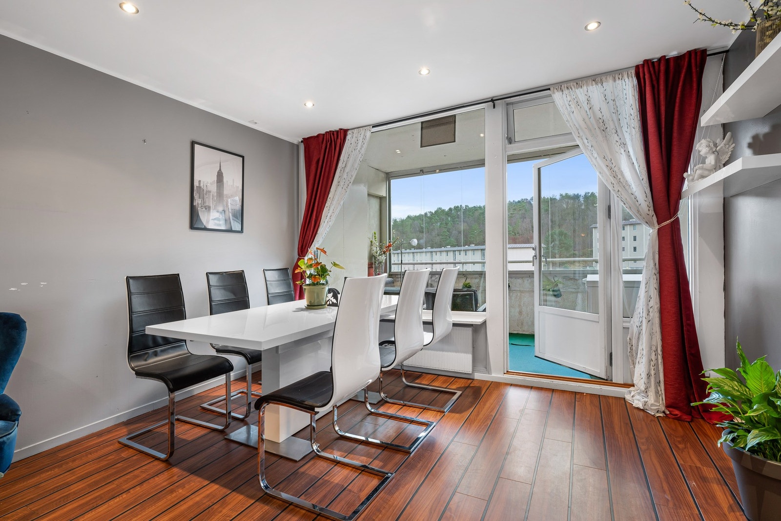 Vindusflatene sørger for rikelig med naturlig lysinnslipp, og rammer inn utsikten mot omkringliggende natur. Galleribilde