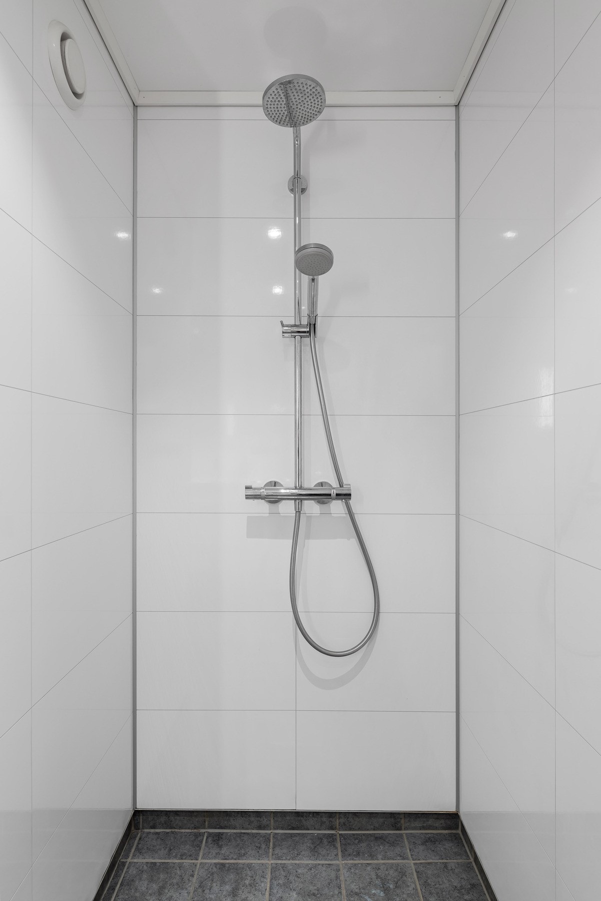 Badet har også opplegg for vaskemaskin, og ellers god plass til oppbevaring. Galleribilde