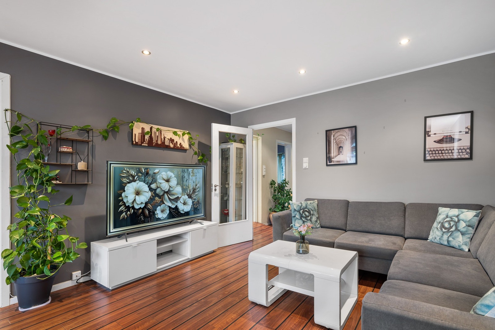 Leiligheten har en lys og romslig stue, med et areal på 21,7 m². Galleribilde