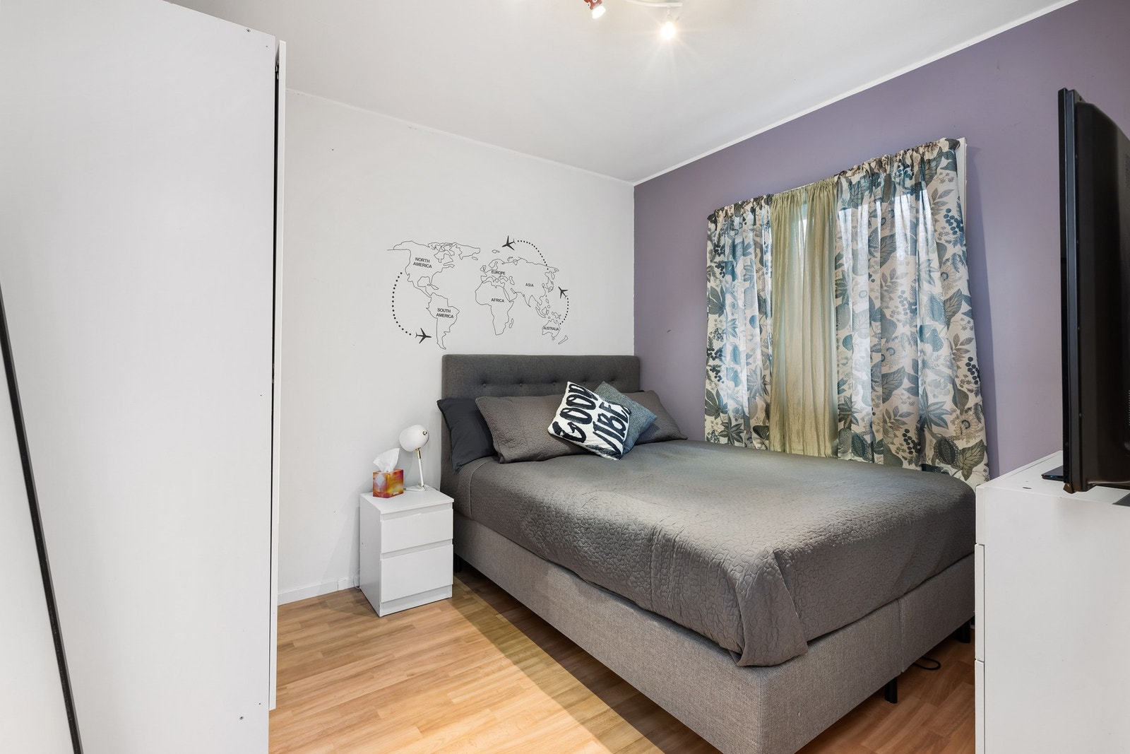 Soverom 2 har et areal på 8,8 m², og er supert som barnerom, gjesterom og/eller kontor. Galleribilde