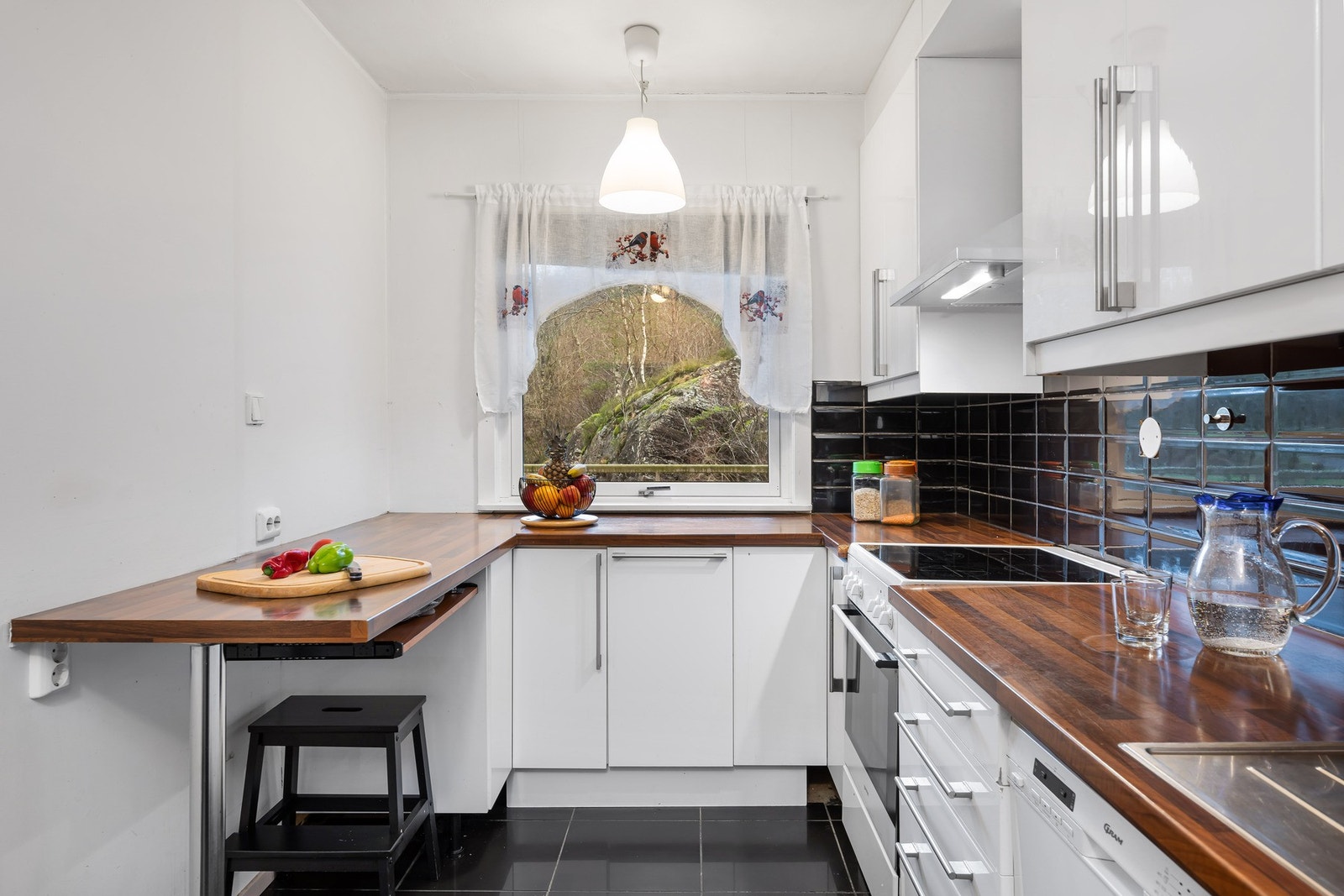 Her er det godt med oppbevaringsplass i skuffer og skap, samt god arbeidsplass på benken. Galleribilde