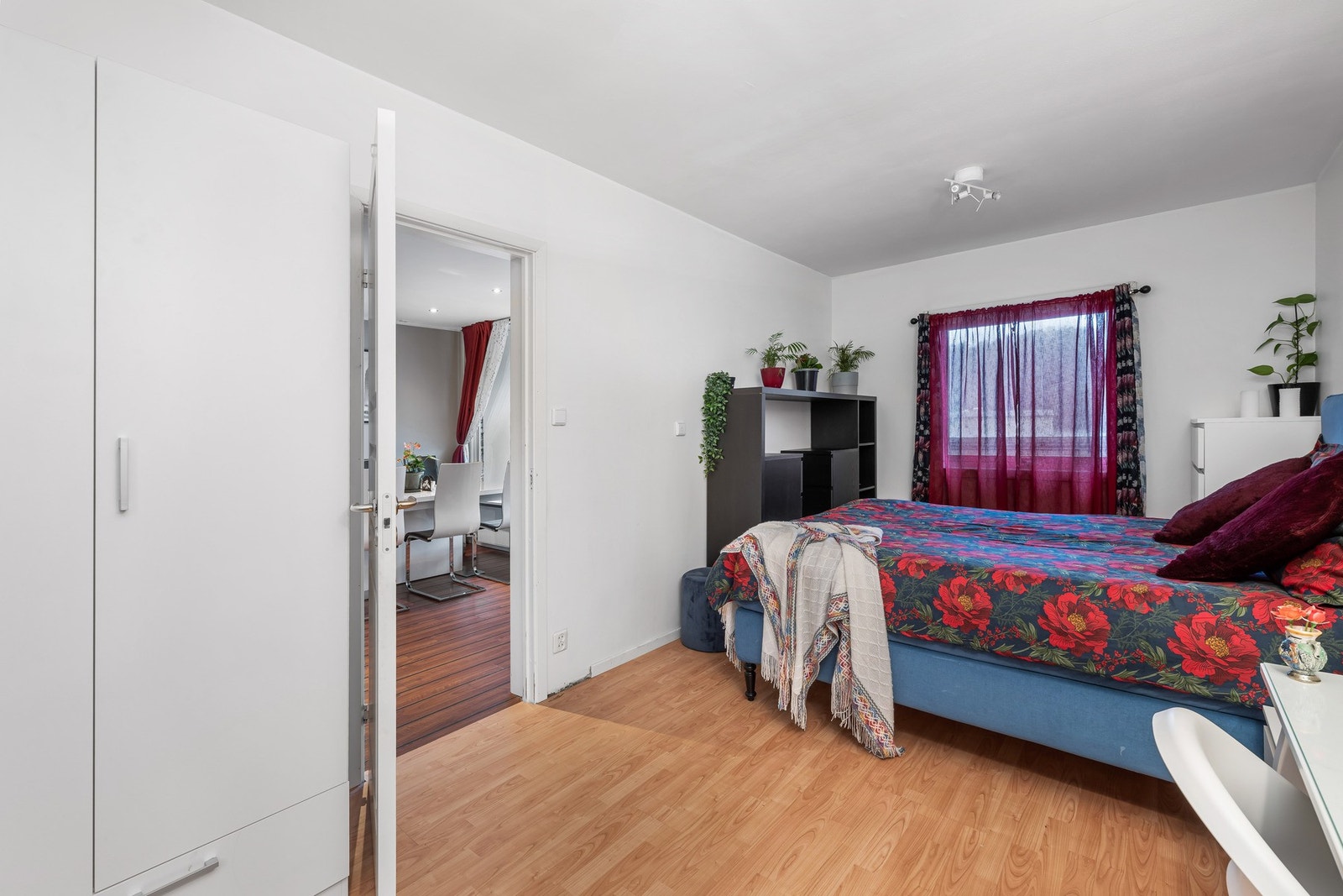 Her er det god plass til dobbeltseng, garderobe og øvrig soveromsmøblement. Galleribilde