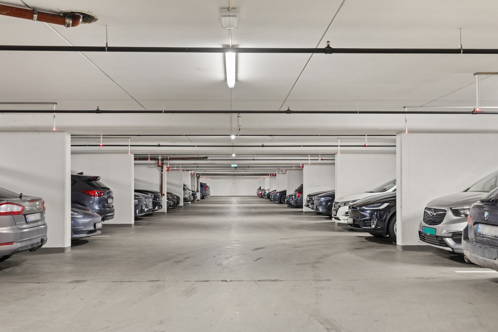 Leiligheten har rett til å leie garasjeplass i underliggende garasjeanlegg. Galleribilde