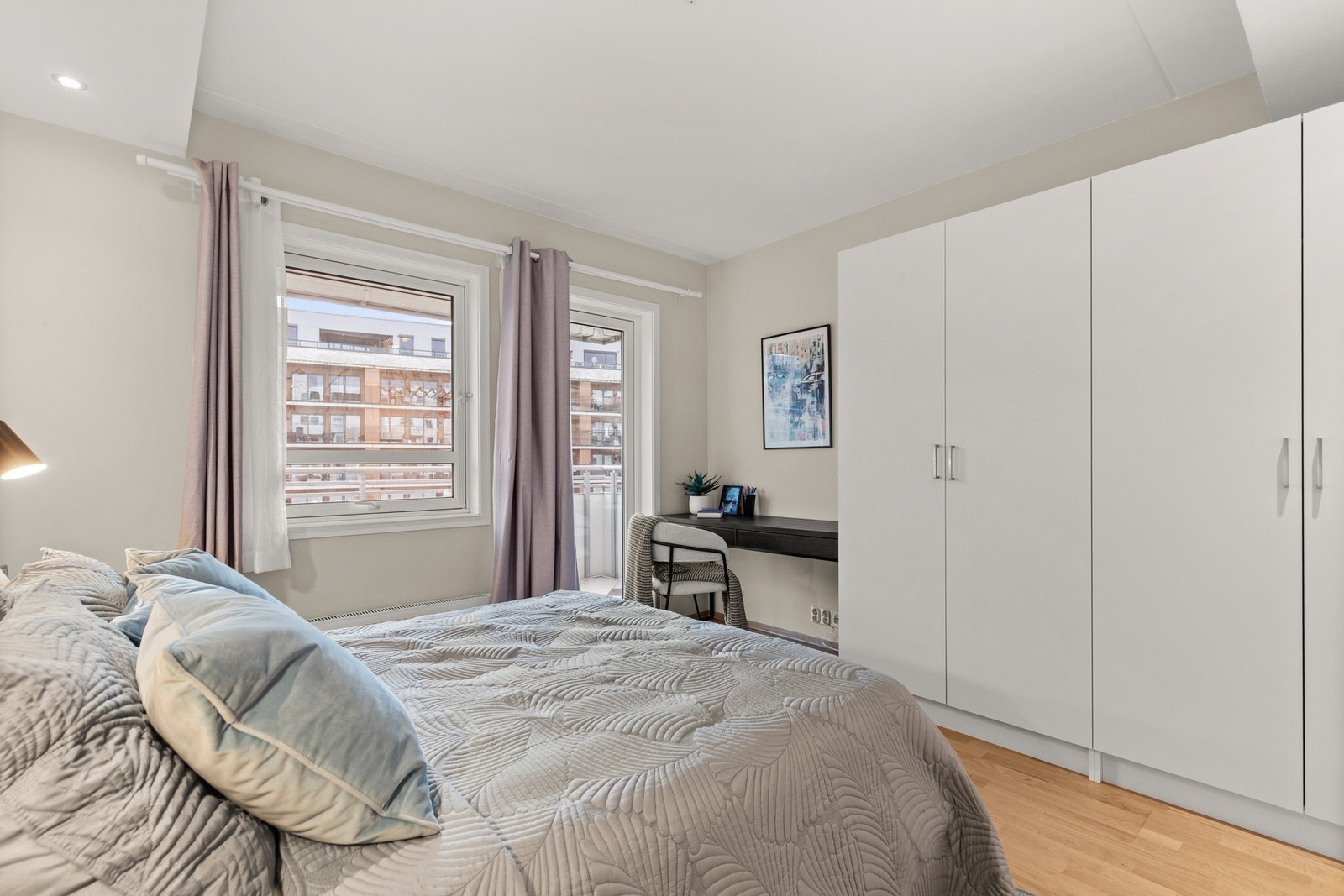 God plass til seng, nattbord og oppbevaringsmøblement. Galleribilde