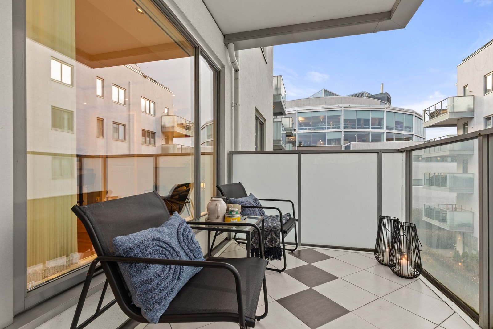 Utgang til overbygget balkong på 7 kvm fra stuen. Galleribilde