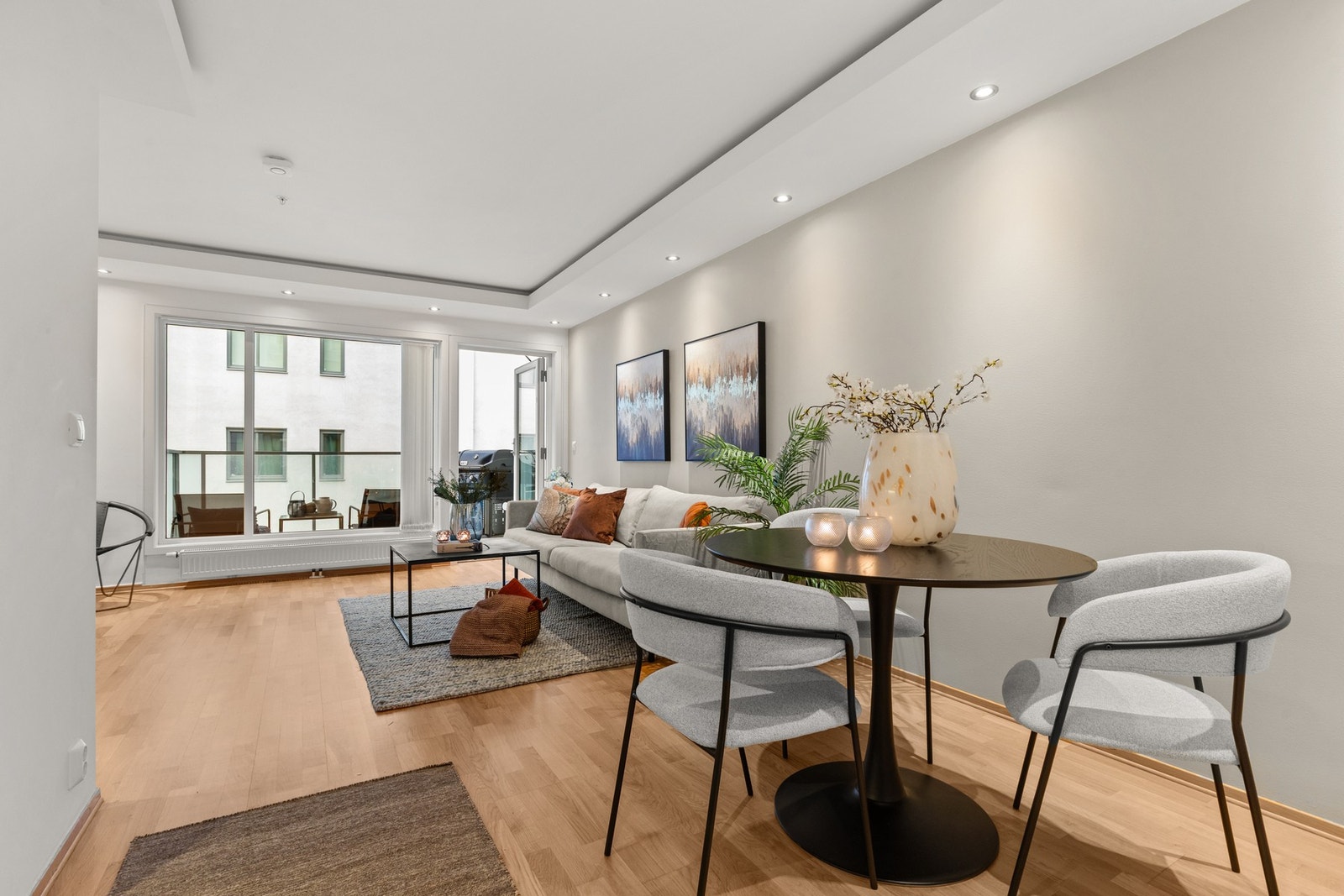 Velegnet plass til spisebord i tilknytning til kjøkkenet. Galleribilde