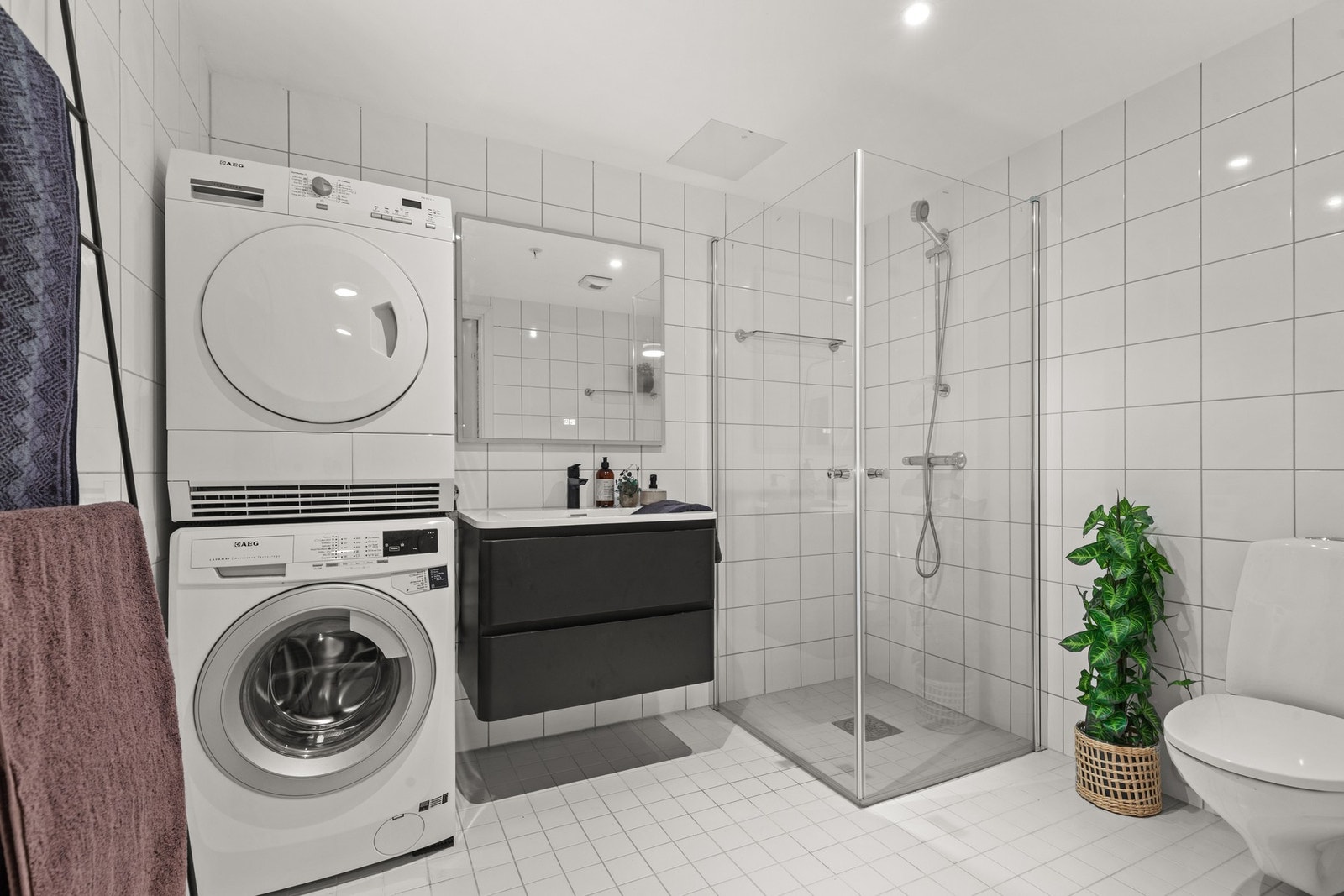 Hovedbad oppgradert i 2025 med nye dusjvegger, ny servantseksjon og nytt speil. Galleribilde