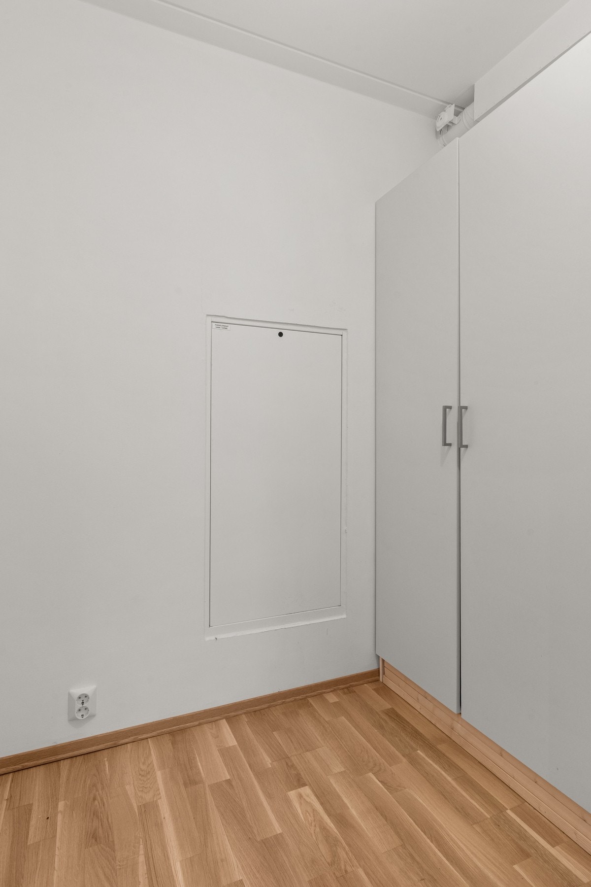 Praktisk garderoberom tilknyttet soverommet. Galleribilde