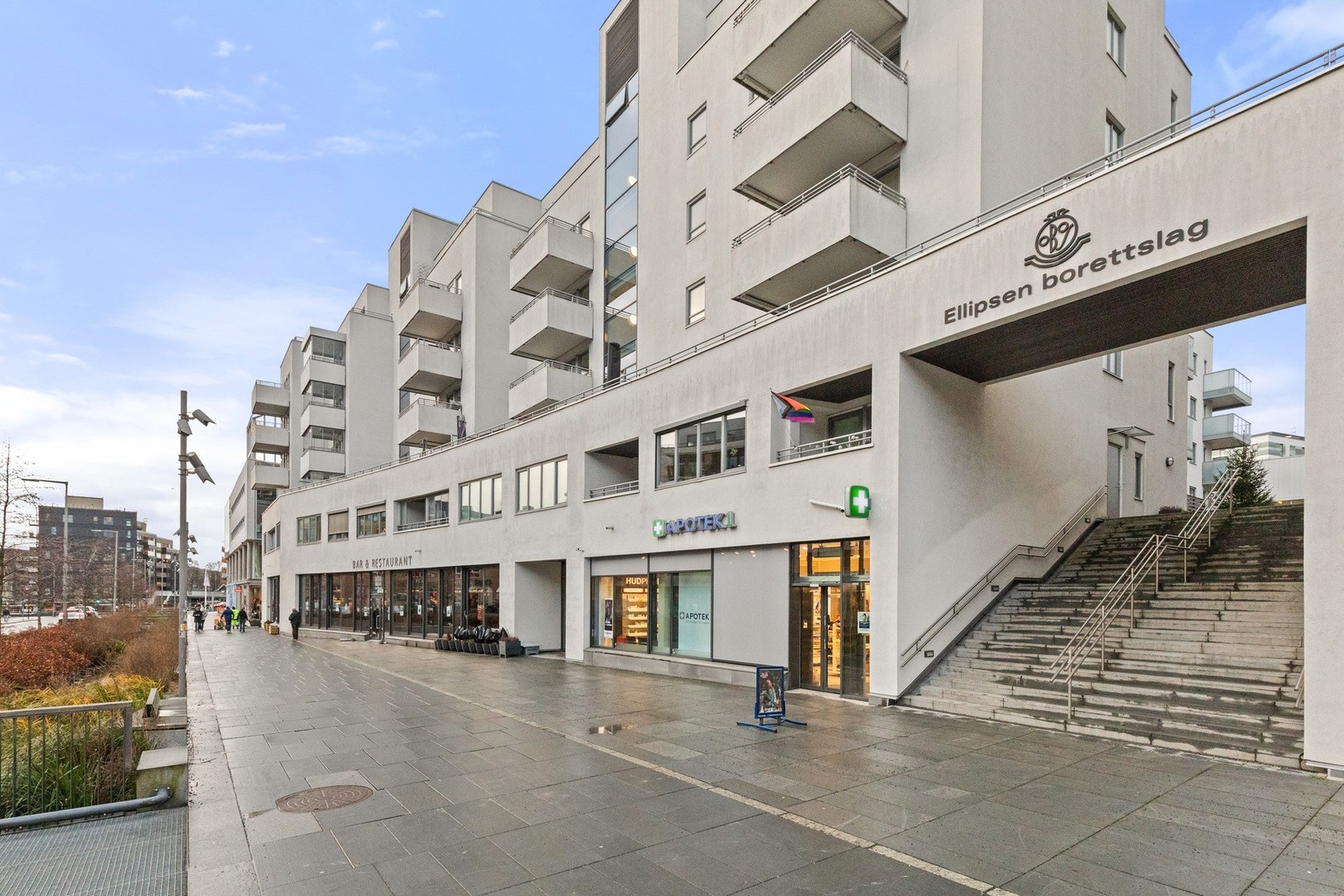 Praktisk nærhet til matbutikk, frisør og apotek i samme bygg. Galleribilde