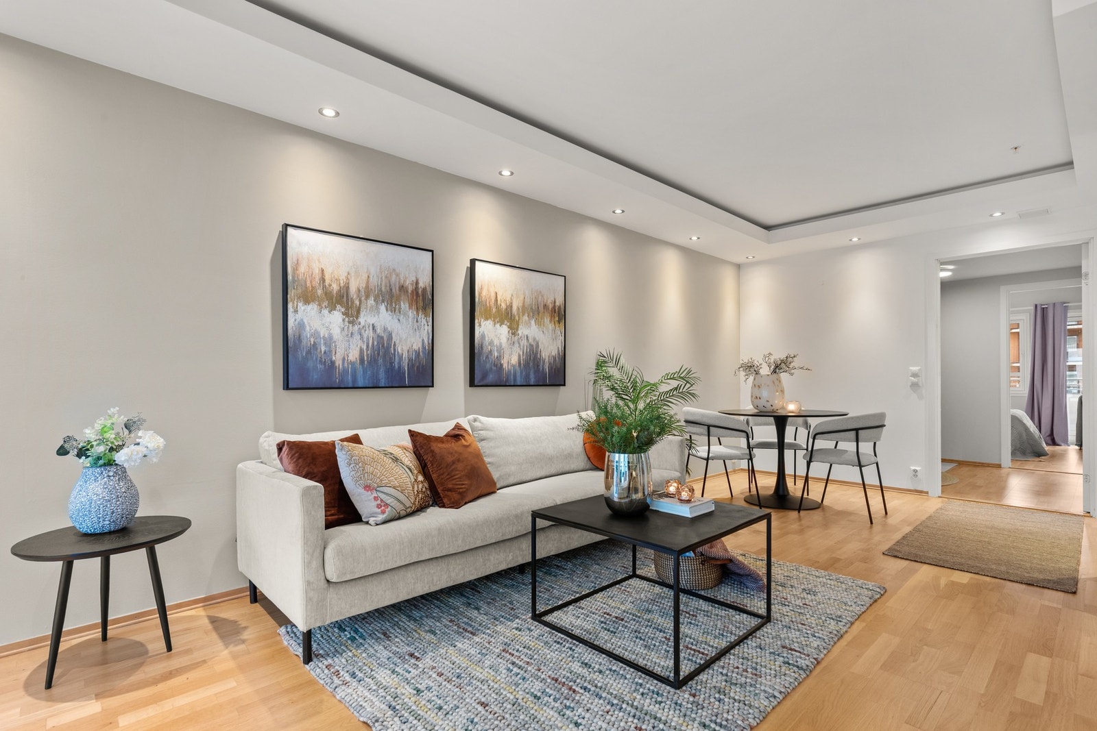 Nedforet ramme med innfelte downlights i stue/kjøkken . Galleribilde